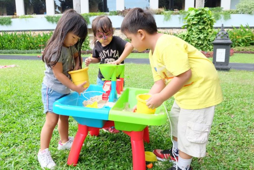 5 Cara Seru Menumbuhkan Imajinasi di Masa Tumbuh Kembang Anak