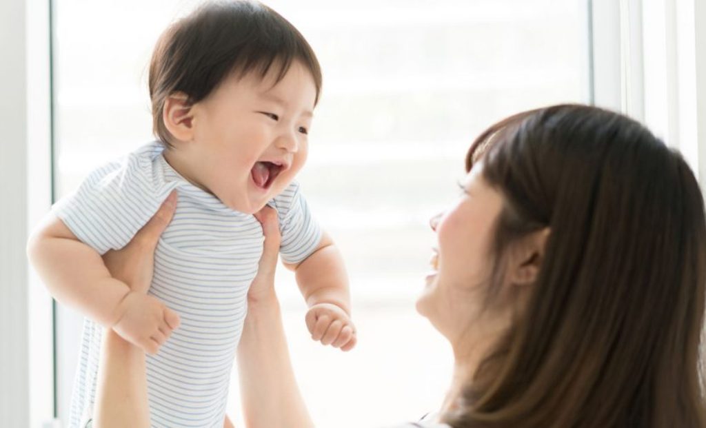 Ternyata Senyuman Berpengaruh Baik Pada Perkembangan Anak, Lho! 