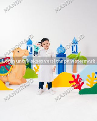 Foto si Kecil bersama boneka Salih