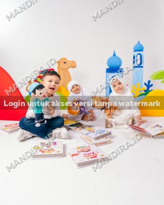 Foto si Kecil bersama boneka dari seri Halo Balita