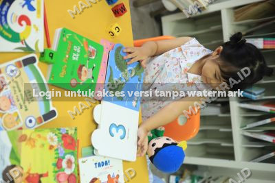 Si Kecil bersama buku 