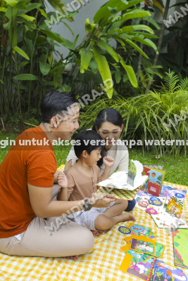Membaca picture book di taman