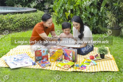 Membaca picture book di taman bagian pop-up