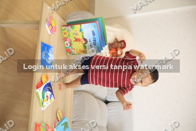 Si Kecil bersama buku Baby All Baby.