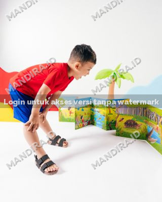 si Kecil bersama buku 
