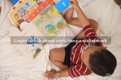 Si Kecil memainkan fitur buku Baby All Baby