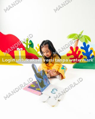 Si Kecil bersama buku 