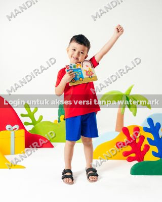 Si Kecil bersama buku 