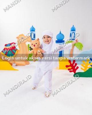 Foto si Kecil bersama boneka Kumi