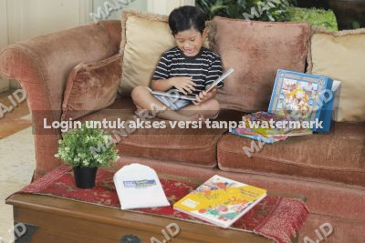 Anak membaca picture book